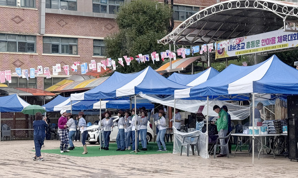 총동문 한마음 체육대회 전 축하공연이 진행되고 있다.