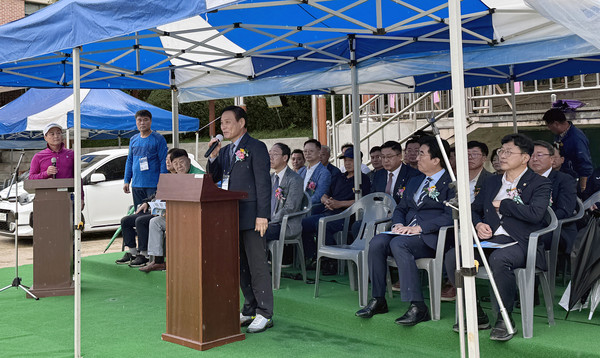 이홍순 총동문회장이 인사말을 전하고 있다.