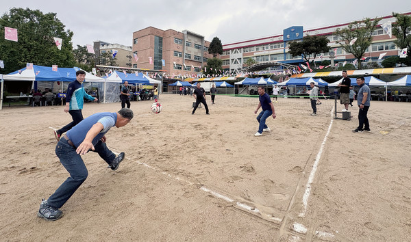 비가 그친 오후 족구경기가 열리고 있다.