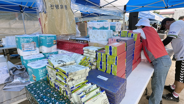 푸짐한 경품과 동문들에게 골고루 돌아갈 물품을 챙기는 동문들.