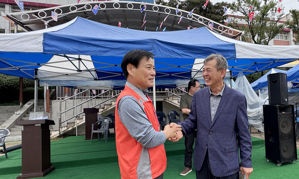 이홍순 내유초교 총동문회장과 이흥식 고양시초등학교총동문연합회장(오른쪽)이 인사를 나누고 있다.