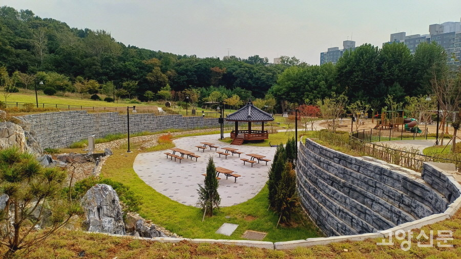 벽천분수와 정자 쉼터.