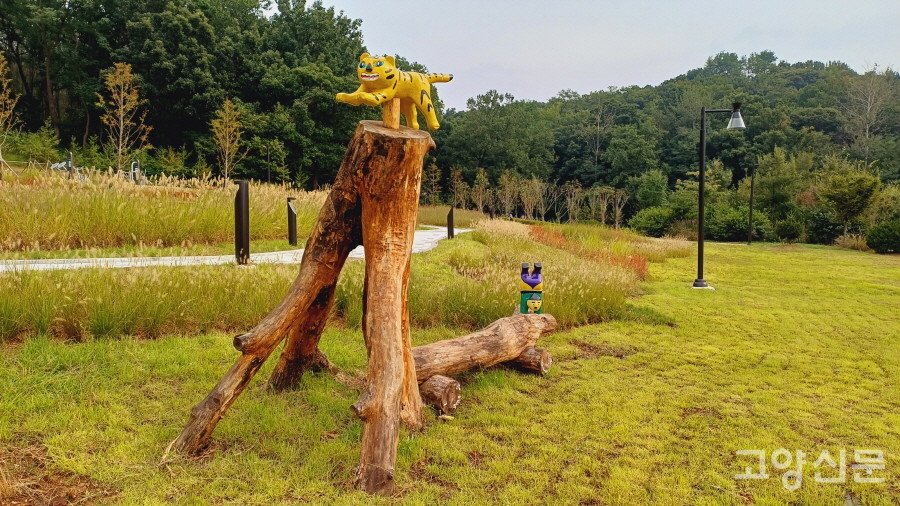 공사 중 발생한 목재를 활용한 벤치 조형작품. 