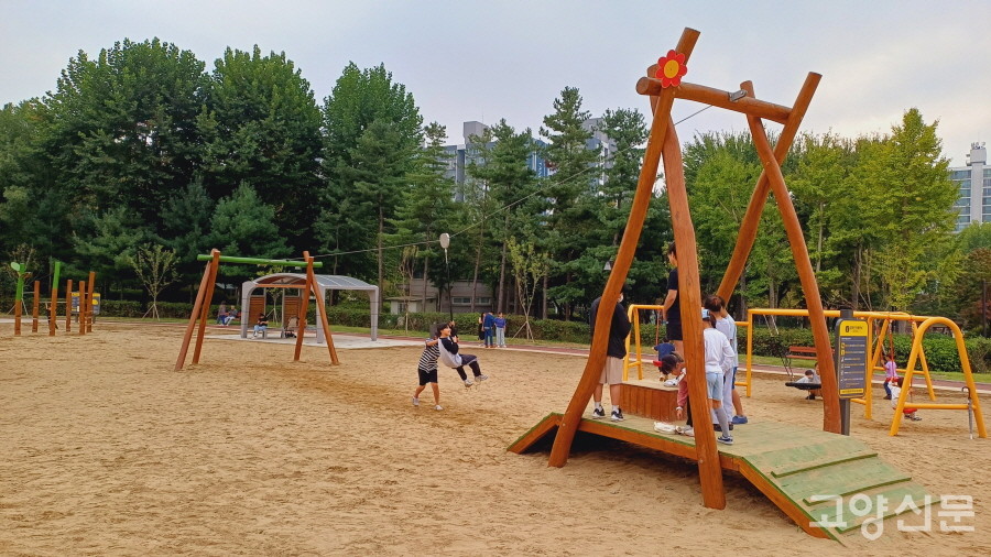 아이들이 신나게 뛰놀 수 있는 모험놀이터.