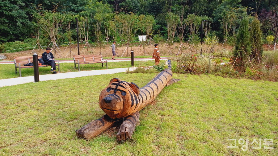 폐 목재를 활용한 호랑이 모양의 벤치 조형물.