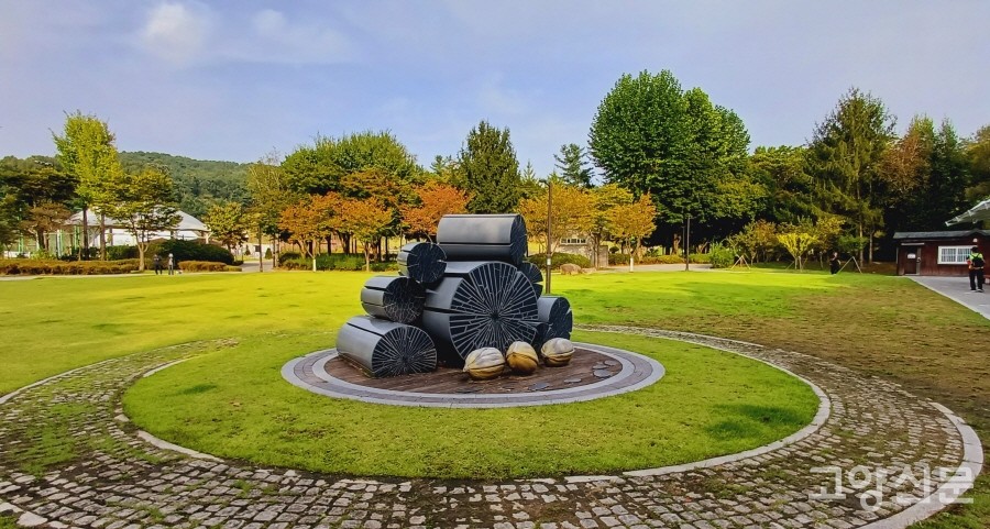 탄현근린공원 1단계 잔디광장에 놓여있는, 숯을 형상화한 상징조형물.