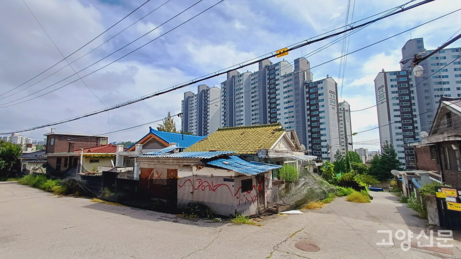 능곡2구역 남쪽 언덕에 모여있는 80년대 양옥집들. 뒤편으로 2000년대 초 건설된 능곡현대홈타운 아파트가 배경을 두르고 있다.