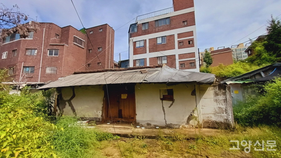 빌라촌 사이에 숨어있는, 70년대 이전 지어진 구 가옥 한 채. 