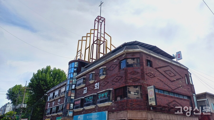 철골로 멋진 종탑 구조물을 올린 풍성한교회. 