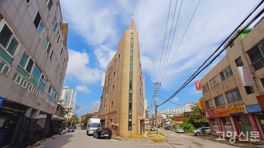 사선으로 뻗은 옛 도로와 새로 생긴 길이 교차하며 만들어진 삼각형 대지에도 땅 모양을 따라 건물을 올렸다.