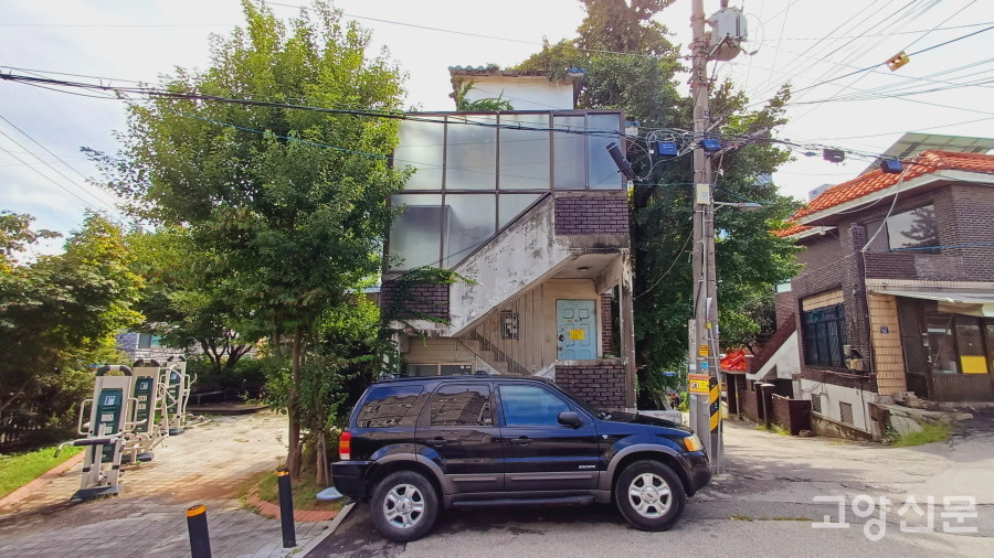 건물의 측면 폭이 자동차 길이보다 짧은 소규모 연립주택. 