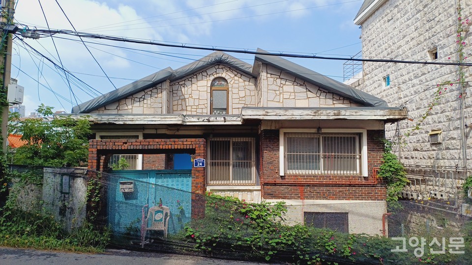 80년대 초에 지어진 양옥집. 당시로서는 모두가 부러워할 만한 주거 형태였다. 
