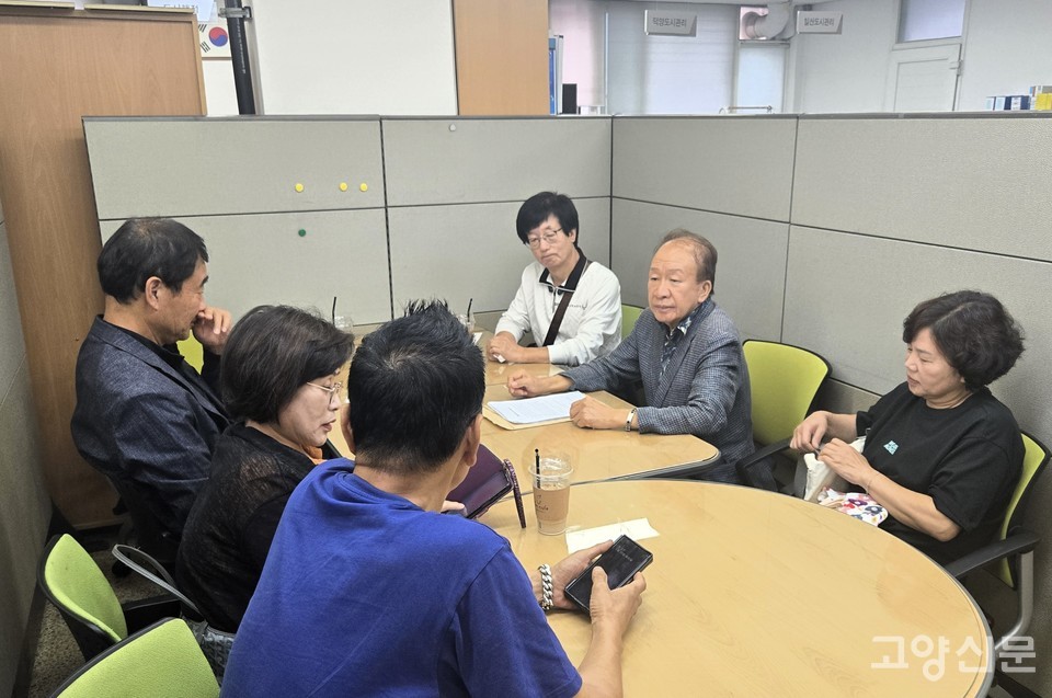 삼송 취락지구 지역 대표 6명이 지난달 30일 고양시청 도시계획정책관을 찾아 지역의 답답한 현실을 토로하고 161명이 서명한 진정서를 제출했다.