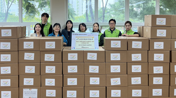  향동종합사회복지관이 저소득층 주민 220여 명에게 따뜻한 나눔을 전하는 ‘함께하는 한가위’를 열었다. 