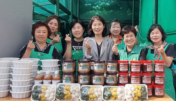  성사2동 새마을부녀회가 추석을 맞아 지역 내 취약계층을 위한 명절음식 나눔을 했다. 