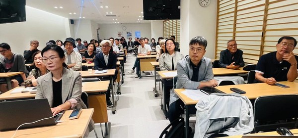 이날 토론회에는 송미령 고양시사회복지관협의회 회장, 허선주 고양시협동조합협의회 대표, 신동권 고양시한의사회 회장, 홍유경 고양시약사회 부회장, 나윤채 고양시노인장기요양기관협회 회장, 곽정민 사과나무의료재단 예방치과 전문의, 이영아 고양만민공동회 대표 등 각 주체들이 경험을 바탕으로 구체 제안을 공유했다.