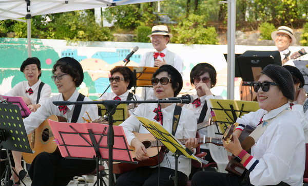 한살매 버스킹을 진행하는 연주자들.