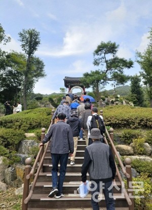 흥국사 불이문을 향해 계단을 오르는 모습. 
