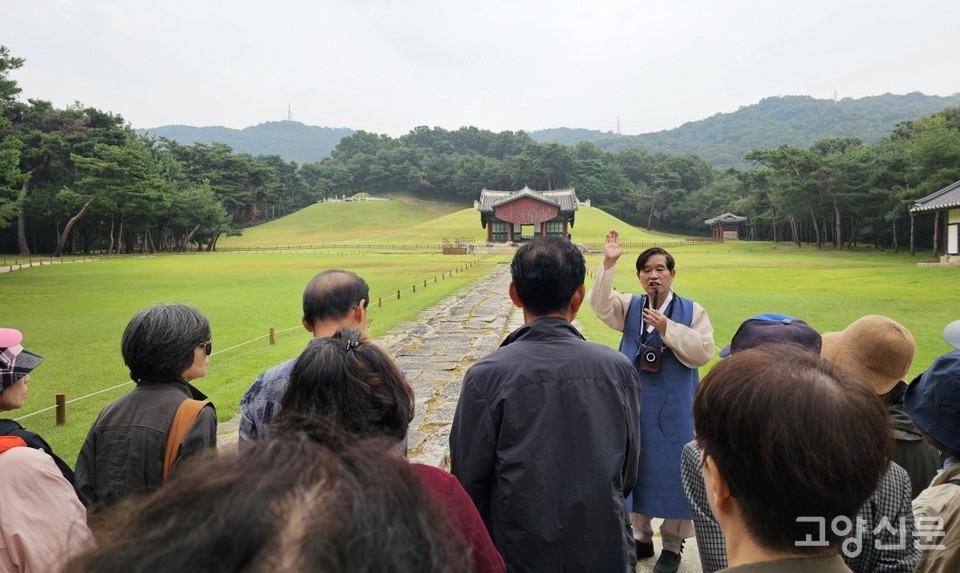 서오릉 명릉에서 해설을 듣는 참가자들.