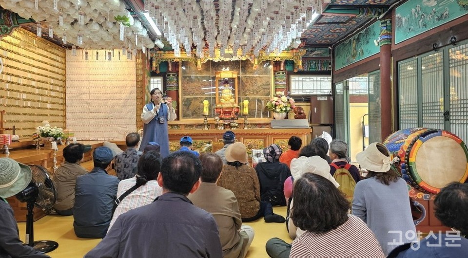 흥국사에서 극락구품도와 나무로 만든 부처님에 대한 설명을 듣는 참가자들.
