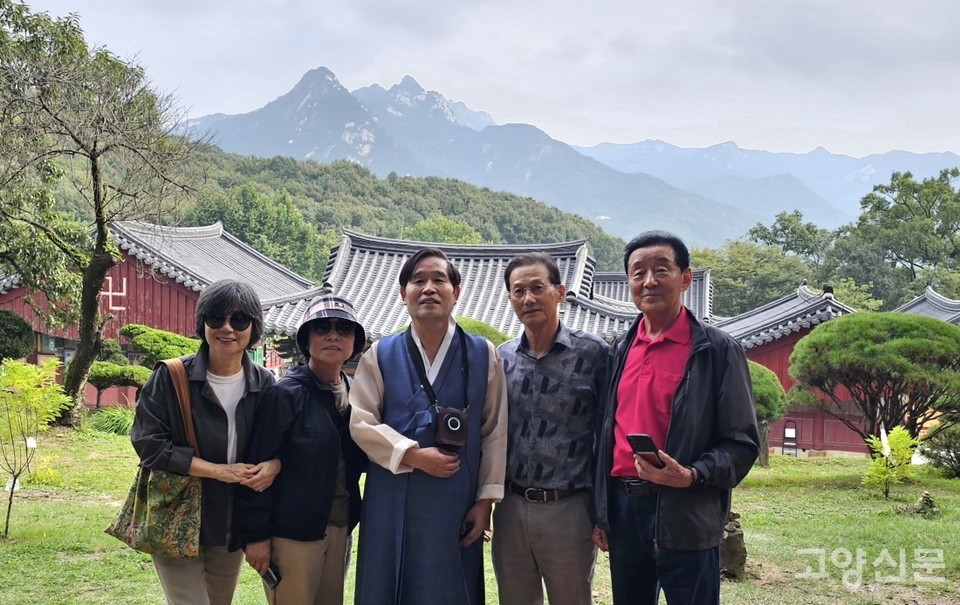 흥국사와 뒤편으로 펼쳐진 북한산 영봉을 배경으로 인증샷.