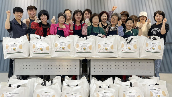 고봉동종합복지회관이 추석을 맞아 지역 내 사회적 고립 가구에 정성껏 준비한 명절 특식을 전달했다.