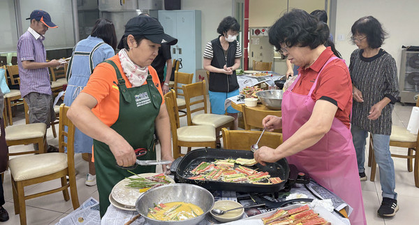 원당종합사회복지관이 민관협력 명절행사 ‘행복한가위(WE)’를 진행하고 있다.