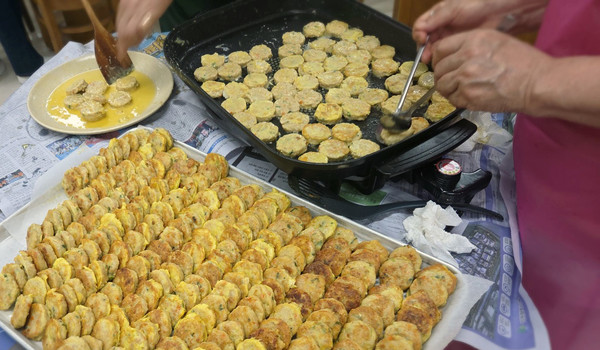  주민들이 전을 부치고 있다.