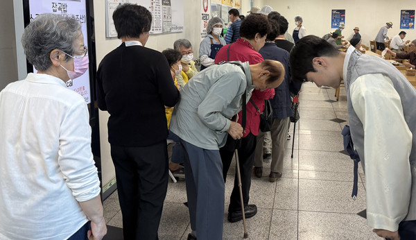 대화노인종합복지관이 복지관 이용자들과 풍성한 명절의 정을 나누는 ‘앗사(蛇)라비아 추석 대잔치’를 열었다.