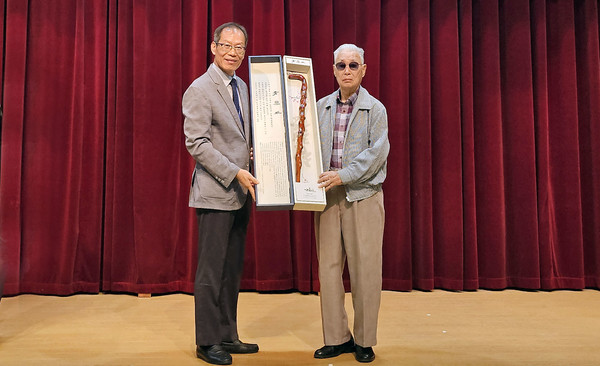 장수 의미와 건강을 기원하는 청려장(장수지팡이) 전달식.