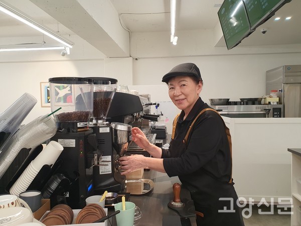 직접 로스팅하는 커피원두로 한잔의 커피를 완성. 항상 18그램을 정확하게 지키기 위해 매회 저울에 무게를 잰다.