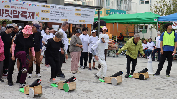 주민들이 함께 어우러져 축제를 즐기고 있다.