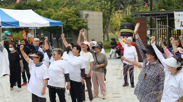 축제를 즐기는 주민들.