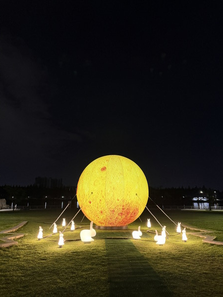   일산호수공원 한울광장에 설치된 대형 보름달 조형물