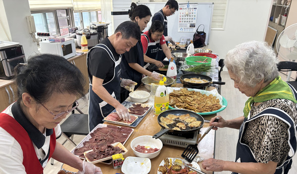덕양행신종합사회복지관 별관 능곡복지센터가 명절행사 ‘한가위, 정 가득 나누세’를 진행했다. 