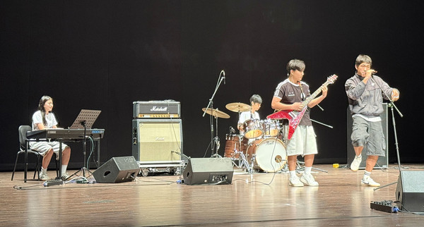 마두청소년수련관 밴드동아리 ‘빈츠’가 경기도청소년예술제에서 공연을 펼치고 있다.