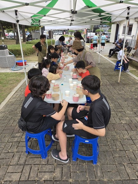 새참을 먹는 어린이들. [사진제공=구자란]