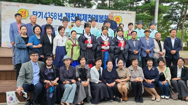 제향 참가자들이 기념사진을 찍었다.