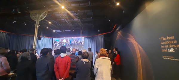 평화상 시상식을 생중계하는 노벨평화센터 만델라홀 풍경.  우측 벽면에 만델라 대통령의 '최고의 무기는 앉아서 대화를 나누는 것 : The best weapon is to sit down and talk' 이라는 글귀가 적혀있다. [이철규 북유럽특파원]