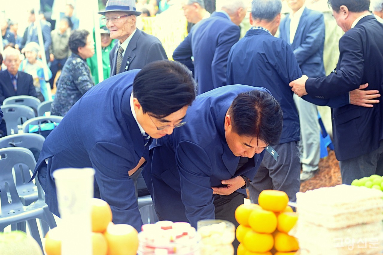 헌화를 하는 김성회 국회의원(사진 왼쪽)과 이기헌 국회의원