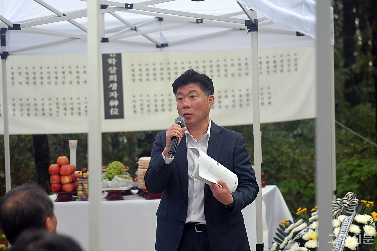 금정굴 평화공원 진행상황에 대해 설명하고 있는 최승원 국토교통부 정책보좌관(전 도의원)