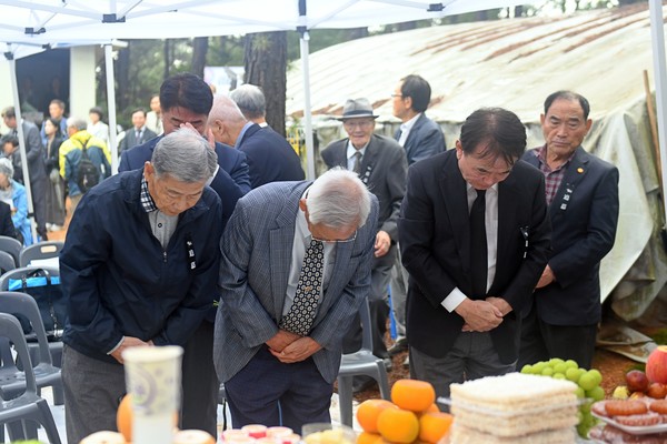 금정굴 희생자 영령 앞에 절을 올리는 금정굴 유족들