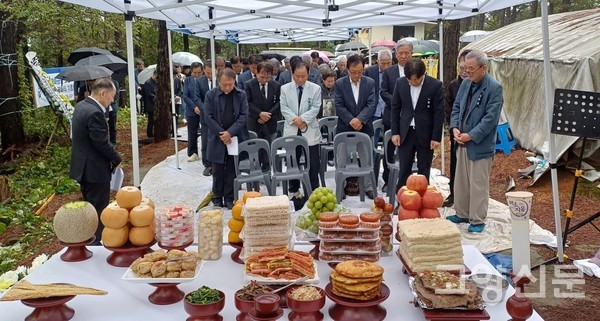 추모의 묵념을 올리는 참가자들.