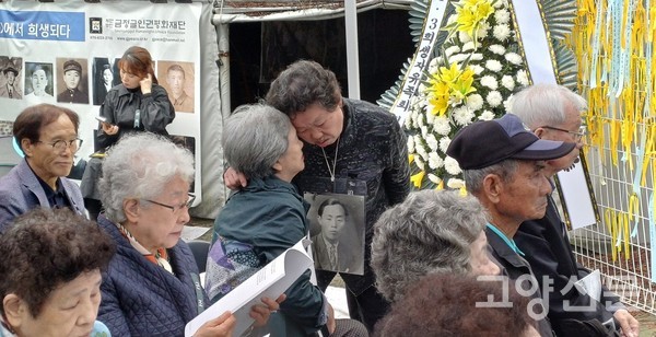 아픔을 함께 나누고 있는 희생자 유족들.