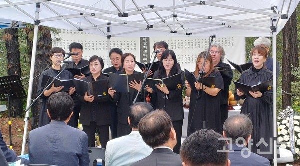 ‘공감 합창단’의 추모 공연.
