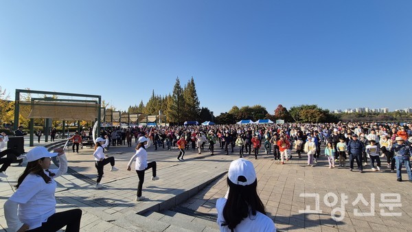 작년 걷기축제  출정식 모습. 출발 전 참가자들이 안전한 걷기를 위해 체조로 몸을 풀고 있다.