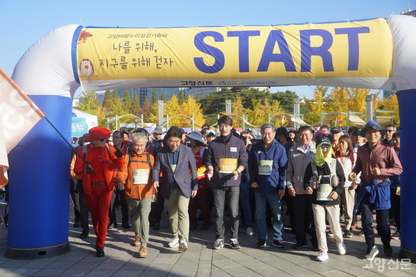 작년 걷기축제 출발 모습. 가을의 따사로운 햇살 아래 일산호수공원을 가로지르는 참가자들의 행렬이 이어졌다.