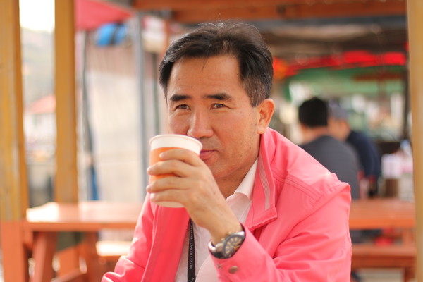 박황희 | 고려대학교에서 고전 번역학을 전공하였으며 ｢연안이씨 식산종택 간찰집 역주｣로 박사학위를 받았다. 한국고전번역원과 국사편찬위원회, 한국학중앙연구원 등에서 문집 번역과 고문서의 문리를 익혔으며 간찰 초서의 안목을 틔웠다. 현재 고려대 한문학과 겸임교수와 대만 국립정치대학 객원교수, 한국고간찰연구회 상임연구원, 대동한문번역원의 전문 역자로 활동하고 있다. 저서로 「을야의 고전 여행」, 「둥지를 떠난 새, 우물을 떠난 낙타」. 「옛 선현의 편지글」 등이 있다. 