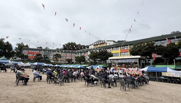 벽제초등학교 총동문 체육대회. 많은 동문이 개회식을 함께 하고 있다.