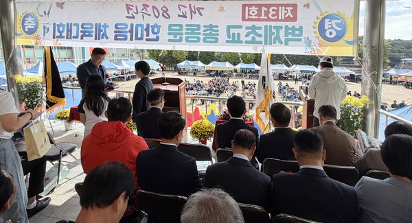   재학생들에게 장학금도 전달했다.